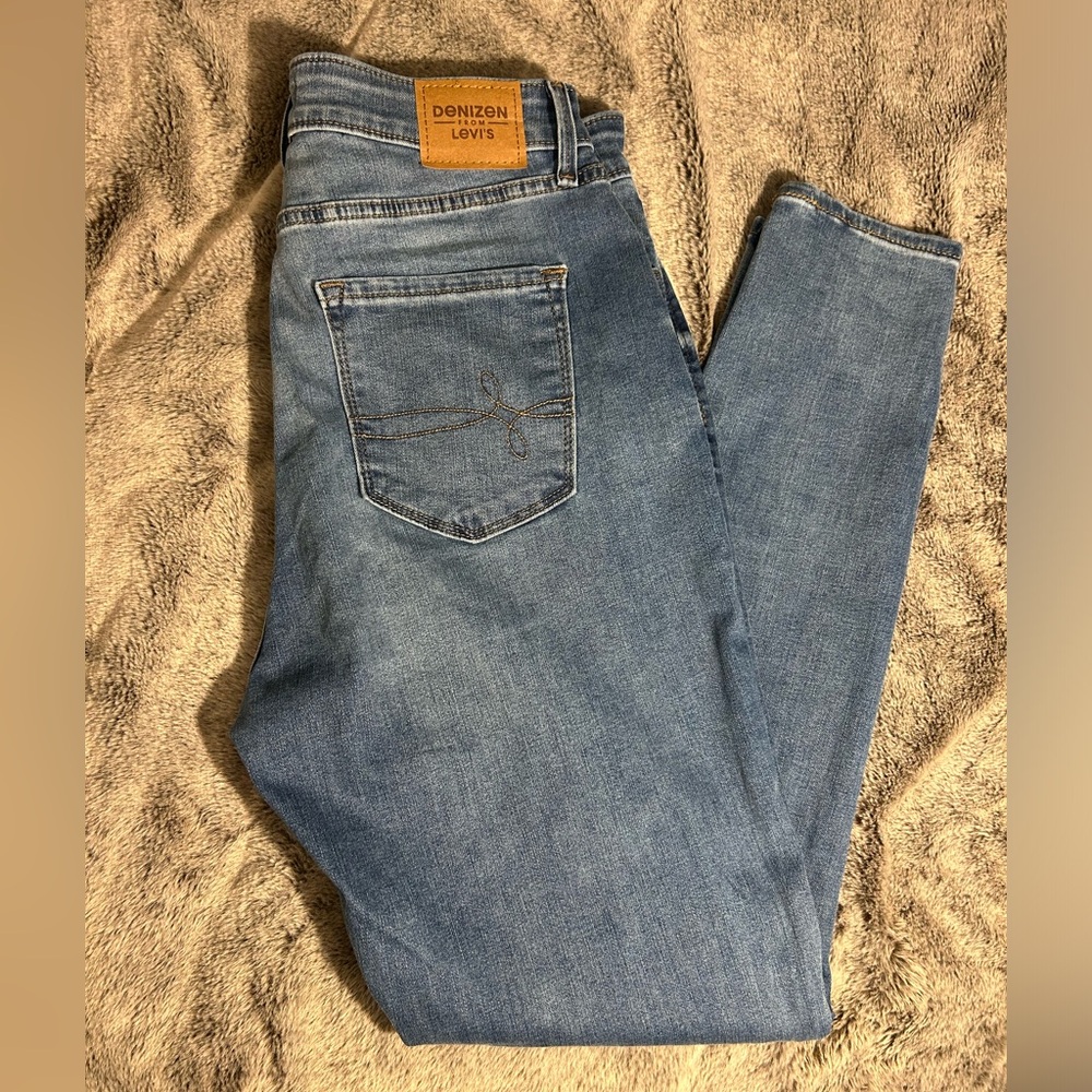 Ultra high rise super skinny Levi jeans size 10 30W